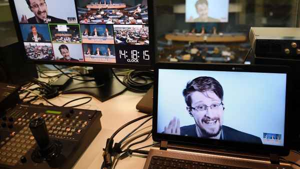 Former US National Security Agency (NSA) contractor and whistle blower Edward Snowden is seen on screen in a control room as he speaks via video link from Russia as he takes part in a round table meeting on the subject of Improving the protection of whistleblowers on March 15, 2019, at the Council of Europe in Strasbourg, eastern France. - Sputnik International