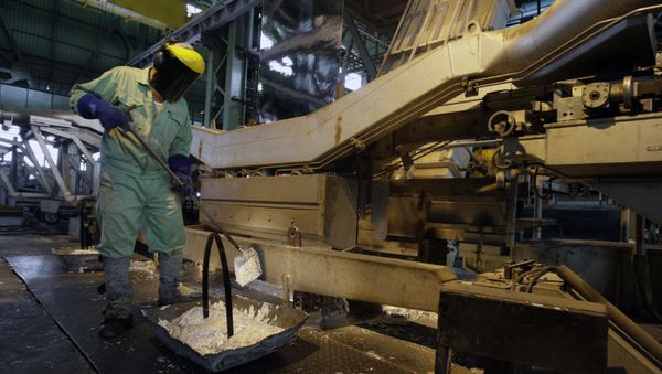 Iranian worker works at the Mobarakeh Steel Complex, some 280 miles (460 kilometers) south of the capital Tehran, file photo. - Sputnik International