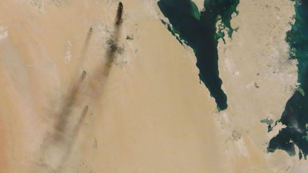 This Saturday, Sept. 14, 2019, satellite image provided by NASA Worldview shows fires following Yemen's Houthi rebels claiming a drone attack on two major oil installations in eastern Saudi Arabia - Sputnik International