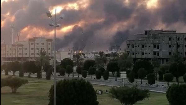 Smoke is seen following a fire at an Aramco factory in Abqaiq, Saudi Arabia, September 14, 2019 in this picture obtained from social media.  - Sputnik International