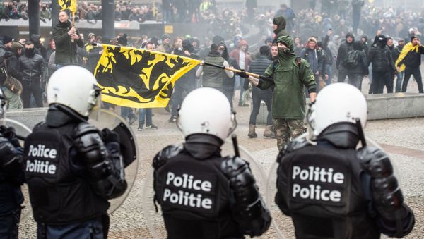 Demonstrators clash with Belgian riot police during a march in Brussels on December 16, 2018 called by the right-wing Flemish party Vlaams Belang and a dozen of organisations against the UN Marrakech global compact on migration - Sputnik International