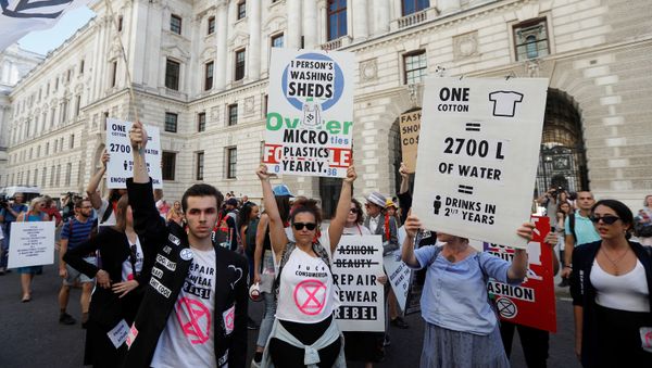Extinction Rebellion protestors demonstrate against London Fashion Week near the Foreign and Commonwealth office, where Victoria Beckham was showing her latest designs, in London, Britain, September 15, 2019.  REUTERS/Peter Nicholls - Sputnik International
