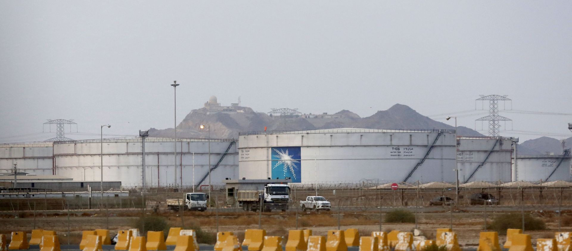 Storage tanks are seen at the North Jiddah bulk plant, an Aramco oil facility, in Jiddah, Saudi Arabia Storage tanks are seen at the North Jiddah bulk plant, an Aramco oil facility, in Jiddah, Saudi Arabia - Sputnik International, 1920, 04.03.2021
