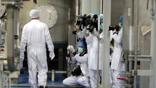 Cameramen and photographers take pictures as an Iranian technician walks through the Uranium Conversion Facility just outside the city of Isfahan 255 miles (410 kilometers) south of the capital Tehran, Iran, Saturday, Feb. 3, 2007 - Sputnik International