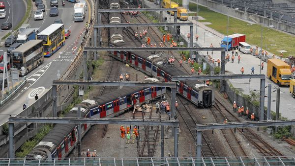 Staffs members of MTR Corp. stand around an derailed train near Hung Hom station in Hong Kong, Tuesday, Sept. 17, 2019 - Sputnik International