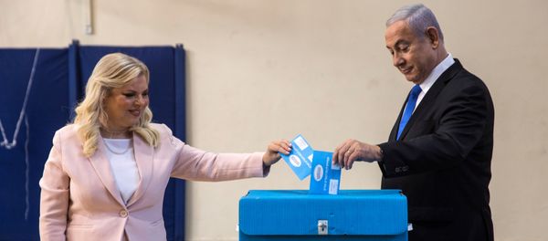 Israeli Prime Minister Benjamin Netanyahu and his wife Sara cast their vote during Israel's parliamentary election at a polling station in Jerusalem September 17, 2019 Israeli Prime Minister Benjamin Netanyahu and his wife Sara cast their vote during Israel's parliamentary election at a polling station in Jerusalem September 17, 2019 - Sputnik International