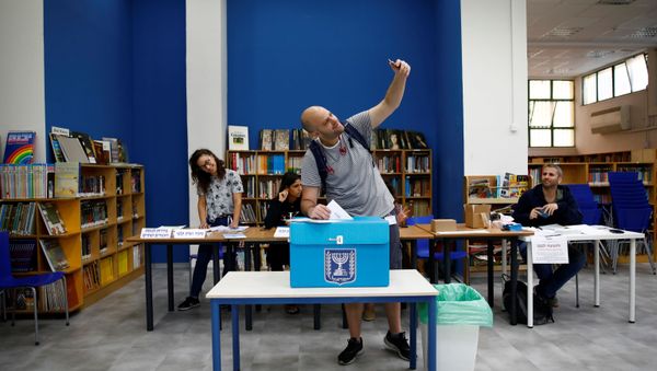 An man takes a selfie with his mobile phone as he casts his ballot in Israel's parliamentary election, at a polling station in Tel Aviv, Israel September 17, 2019 An man takes a selfie with his mobile phone as he casts his ballot in Israel's parliamentary election, at a polling station in Tel Aviv, Israel September 17, 2019 - Sputnik International