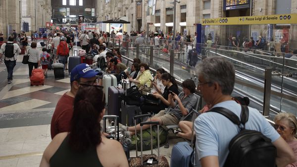 People wait inside Milan's Central railway station People wait inside Milan's Central railway station - Sputnik International