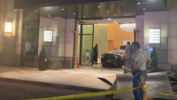 A black Mercedes-Benz smashed into the lobby of Trump Plaza in New Rochelle Tuesday night, injuring two people and the driver, police said. - Sputnik International