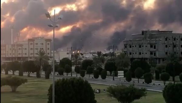 Smoke is seen following a fire at an Aramco factory in Abqaiq, Saudi Arabia, September 14, 2019 in this picture obtained from social media - Sputnik International