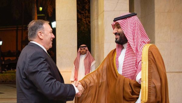U.S. Secretary of State Mike Pompeo shakes hands with Saudi Arabia's Crown Prince Mohammed bin Salman in Jeddah, Saudi Arabia, September 18, 2019. Bandar Algaloud/Courtesy of Saudi Royal Court - Sputnik International