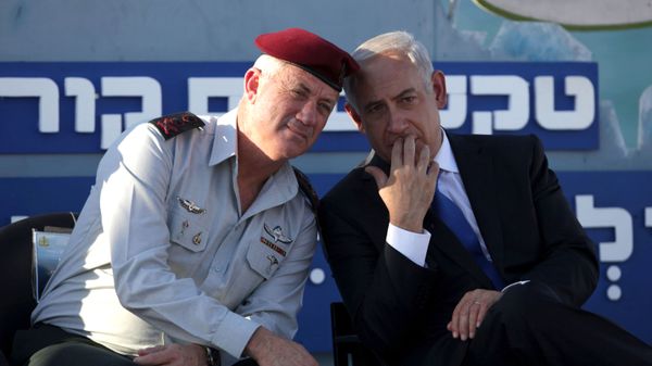 Israeli Prime Minister Benjamin Netanyahu, right, speaks with Israeli Chief of Staff Lt. Gen. Benny Gantz, during a graduation ceremony of navy officers in the northern port city of Haifa, Israel, Wednesday, Sept. 11, 2013 - Sputnik International