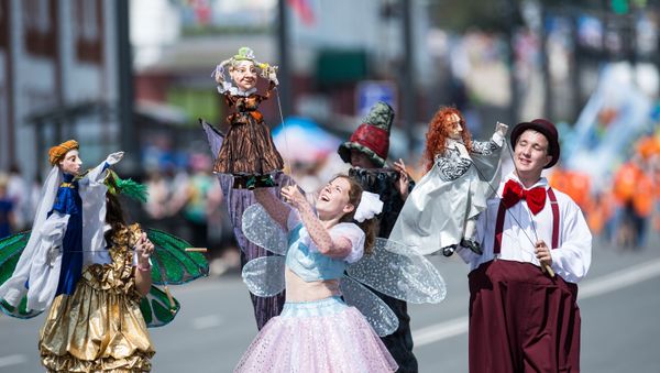 A staged procession on Lenin Street during the celebrations marking the 300th anniversary of Omsk - Sputnik International