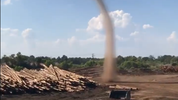 Mississippi Workers Spot Growing Dust Devil - Sputnik International