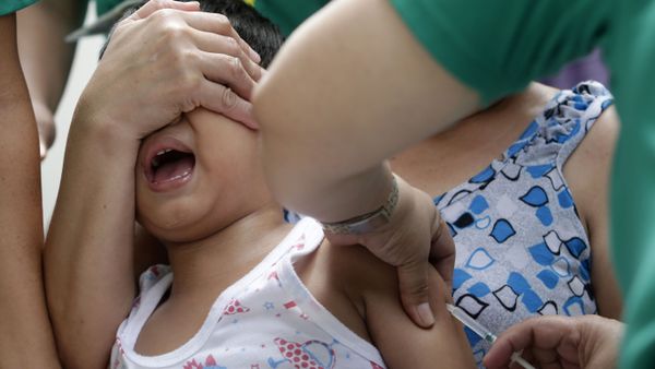 A local health worker administers a vaccine at a local health center at the financial district of Makati, east of Manila, Philippines, Friday, Sept. 12, 2014. - Sputnik International