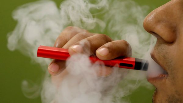 A man uses a vape device in this illustration pictur - Sputnik International
