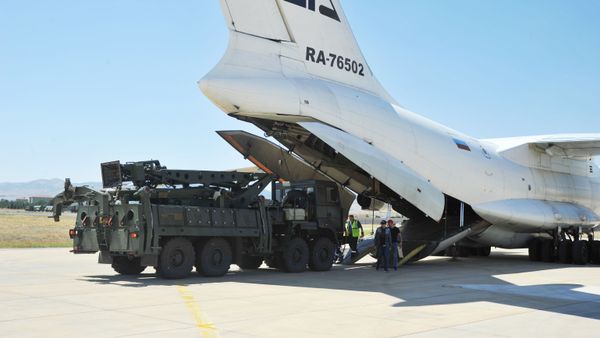 Parts of a Russian S-400 defense system are unloaded from a Russian plane at Murted Airport near Ankara, Turkey, August 27, 2019 - Sputnik International