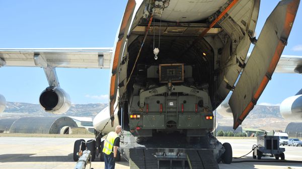 Parts of a Russian S-400 defense system are unloaded from a Russian plane at Murted Airport near Ankara, Turkey, August 27, 2019 - Sputnik International