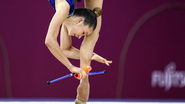 Sofia Maffeis from Italy performing a routine with clubs - Sputnik International