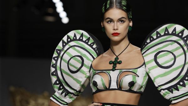 Picasso Painting Made a Reality: Extravagant Models Rock Milan Fashion Week - Sputnik International