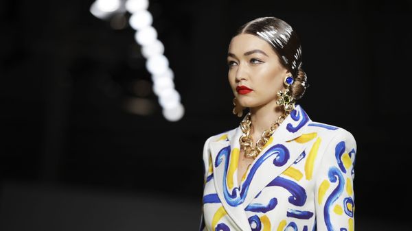 Модель Джиджи Хадид в наряде из коллекции бренда Moschino на Неделе моды в Милане - Sputnik International