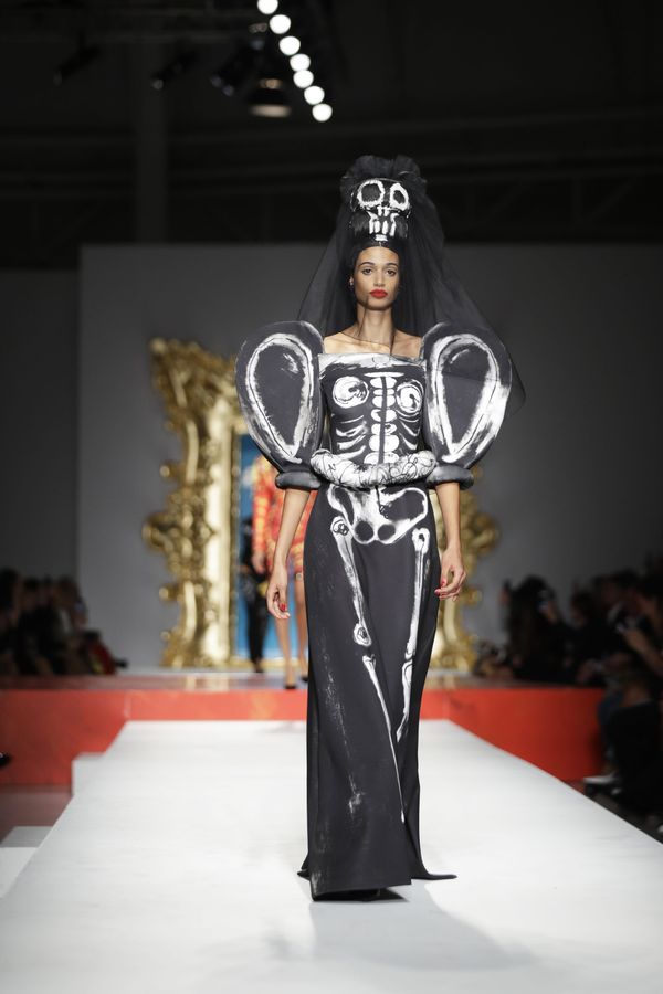 Picasso Painting Made a Reality: Extravagant Models Rock Milan Fashion Week - Sputnik International