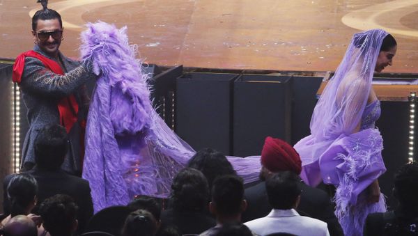 Bollywood actor Ranveer Singh, left, walks along with his wife Deepika Padukone during the 20th International Indian Film Academy (IIFA) awards ceremony in Mumbai, India, Wednesday, Sept. 18, 2019 - Sputnik International