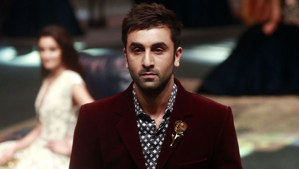 Bollywood actor Ranbir Kapoor displays a creation by designer Manish  Malhotra, during Lakme Fashion Week in Mumbai, India, Wednesday, Aug. 26, 2015 - Sputnik International