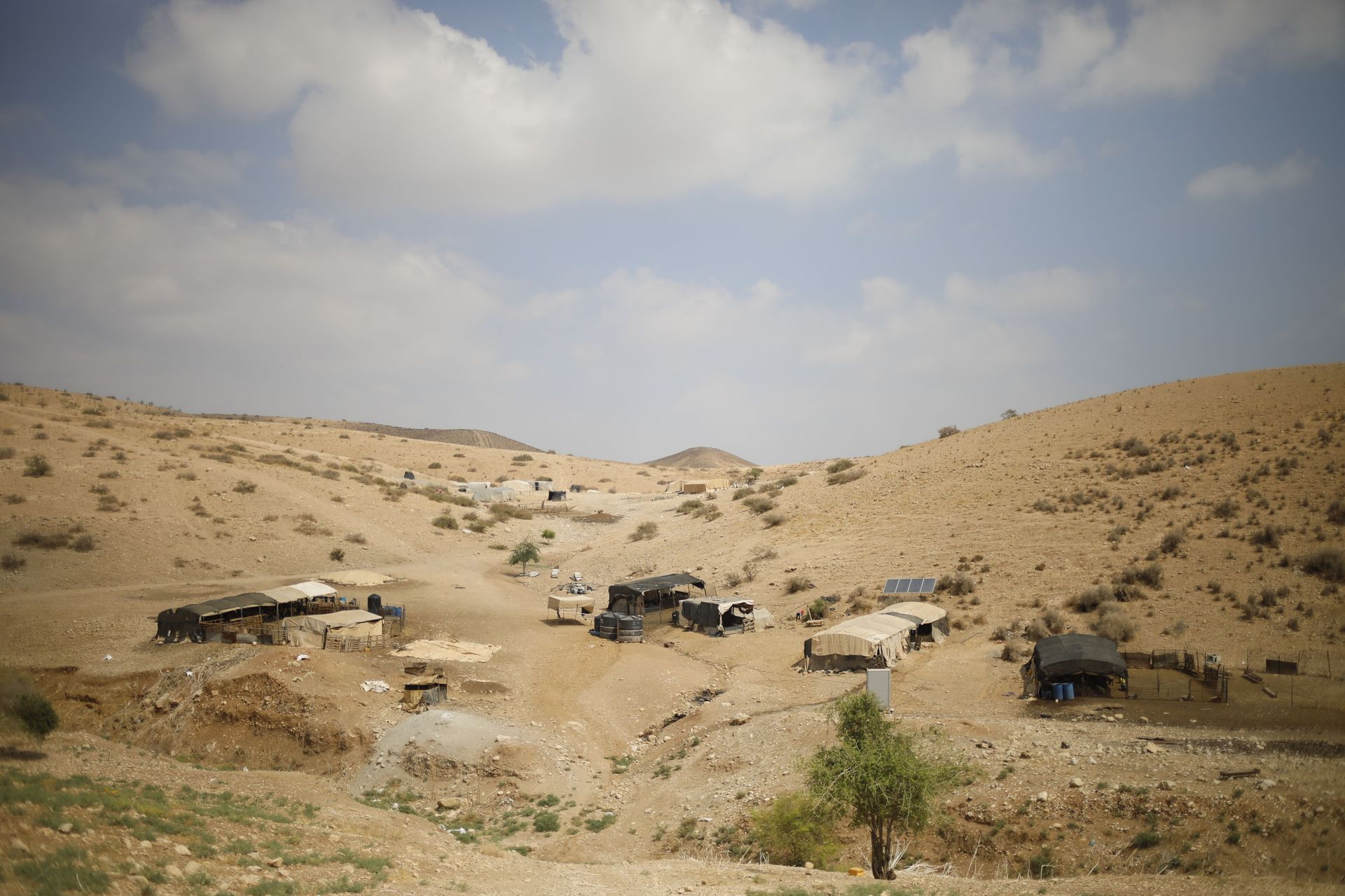 Palestinian Bedouin homes are seen in the Israeli-occupied West Bank, Wednesday, Sept. 11, 2019. Israeli Prime Minister Benjamin Netanyahu’s election eve vow to annex the Jordan Valley if he is re-elected has sparked an angry Arab rebuke and injected the Palestinians into a campaign that had almost entirely ignored them. (AP Photo/Ariel Schalit) Palestinian Bedouin homes are seen in the Israeli-occupied West Bank, Wednesday, Sept. 11, 2019. Israeli Prime Minister Benjamin Netanyahu’s election eve vow to annex the Jordan Valley if he is re-elected has sparked an angry Arab rebuke and injected the Palestinians into a campaign that had almost entirely ignored them. (AP Photo/Ariel Schalit) - Sputnik International, 1920, 23.11.2023