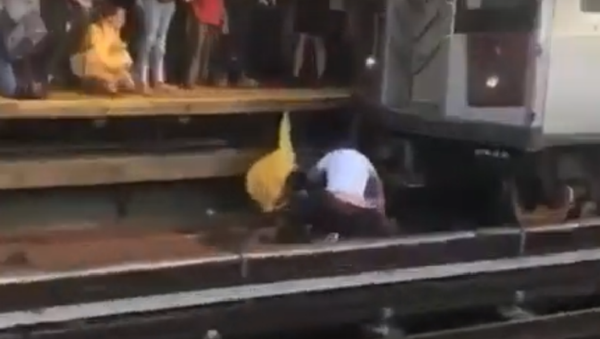Dramatic Footage Shows US Child’s Rescue After Father Jumps Onto Train Tracks - Sputnik International