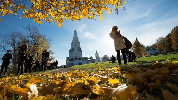 People taking pictures in Kolomenskoye park in Moscow - Sputnik International
