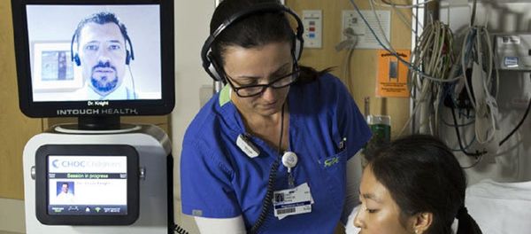 A nurse checks a patient’s vitals during a consultation by the RP-VITA robotic doctor - Sputnik International