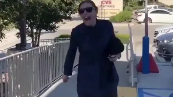 US Woman Launches Racist Rant Outside Local Store - Sputnik International