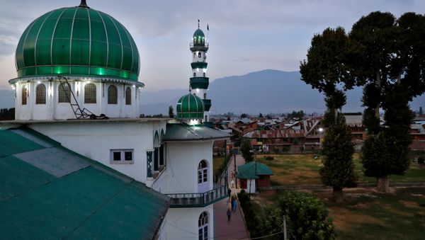 Kashmiris walk to Jinab Sahib mosque for evening prayers in Anchar neighbourhood, during restrictions following the scrapping of the special constitutional status for Kashmir by the Indian government, in Srinagar, September 19, 2019 - Sputnik International