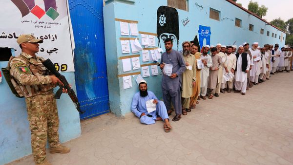 Men arrive to cast their votes outside a polling station in the presidential election in Jalalabad, Afghanistan 28 September 2019.  - Sputnik International