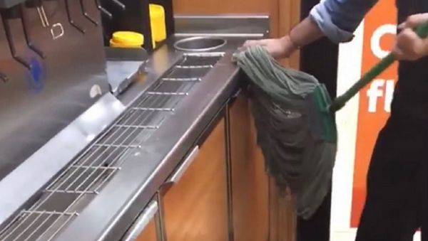 Chicago Subway restaurant shut down after video of worker using mop to wipe counters is released - Sputnik International
