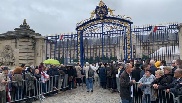 People outside the gate at Chirac's funeral People outside the gate at Chirac's funeral - Sputnik International