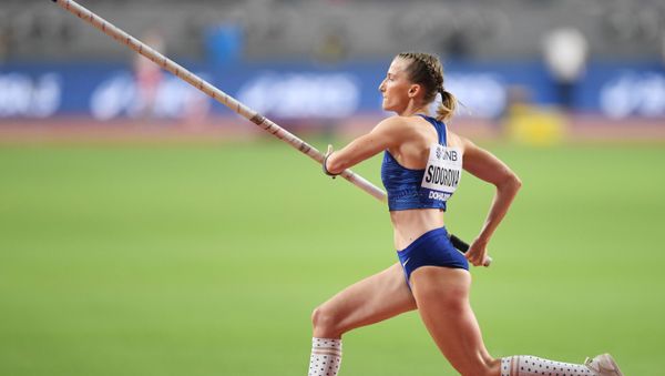 Anzhelika Sidorova cleared every height up to 4.9 meters in her first attempts, while her final leap beat competitors as she soared over the bar at just over 4.95 meters - Sputnik International