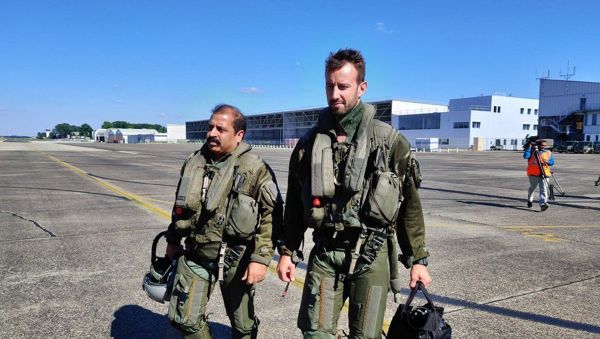 Air Chief Marshal Rakesh Kumar Singh Bhadauria (L) - Sputnik International