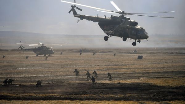 Mi-8 helicopters during the main stage of the Centre - 2019 strategic exercises at the Donguz training ground - Sputnik International