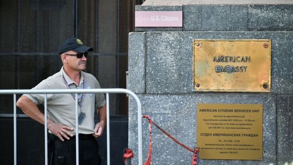 A sign on the United States Embassy in Moscow. Starting August 23, the US will suspend issuing nonimmigrant visas in Russia - Sputnik International