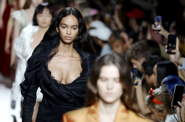 A model presents a creation by Y/Project during the Women's Spring-Summer 2020 Ready-to-Wear collection fashion show, at Le Bridge, in Paris, on September 26, 2019.  - Sputnik International