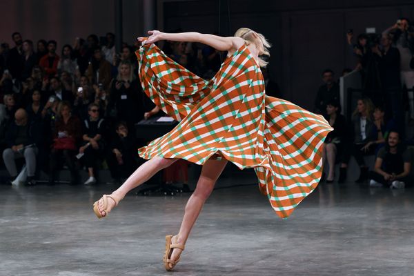 A model floats and dances as she presents a creation by Japanese designer Issey Miyake during the Women's Spring-Summer 2020 Ready-to-Wear collection fashion show, in Paris on September 27, 2019. - Sputnik International
