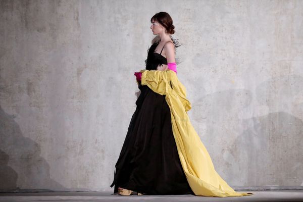 A model presents a creation by designer Dries Van Noten as part of his Spring/Summer 2020 women's ready-to-wear collection show during the Paris Fashion Week in Paris, France, September 25, 2019.  - Sputnik International