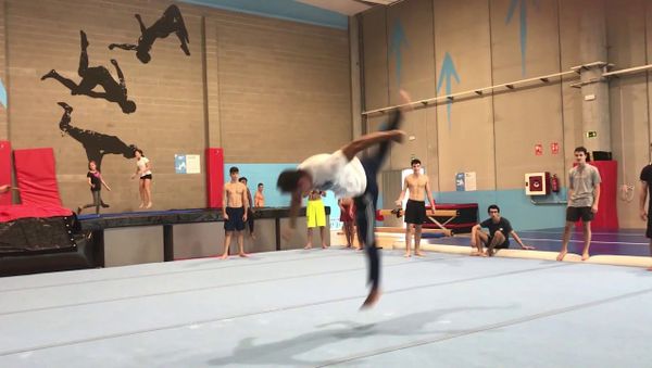 Twenty Back-Flips Off One Foot   - Sputnik International