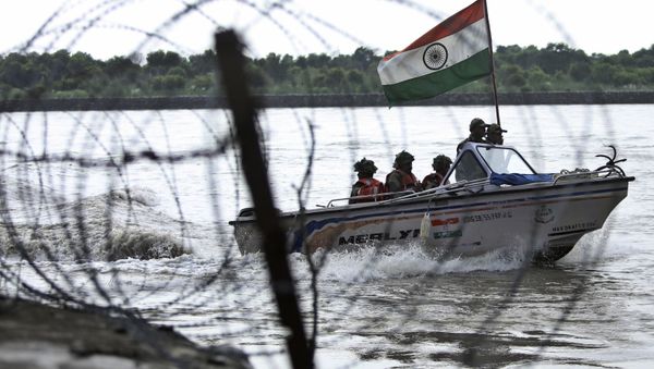 In this Tuesday, Aug. 13, 2019 file photo, Indian Border Security Force (BSF) soldiers patrol on a boat in river Chenab at Pargwal area along the India-Pakistan border in Akhnoor, about 55 kilometers (34 miles) west of Jammu, India - Sputnik International