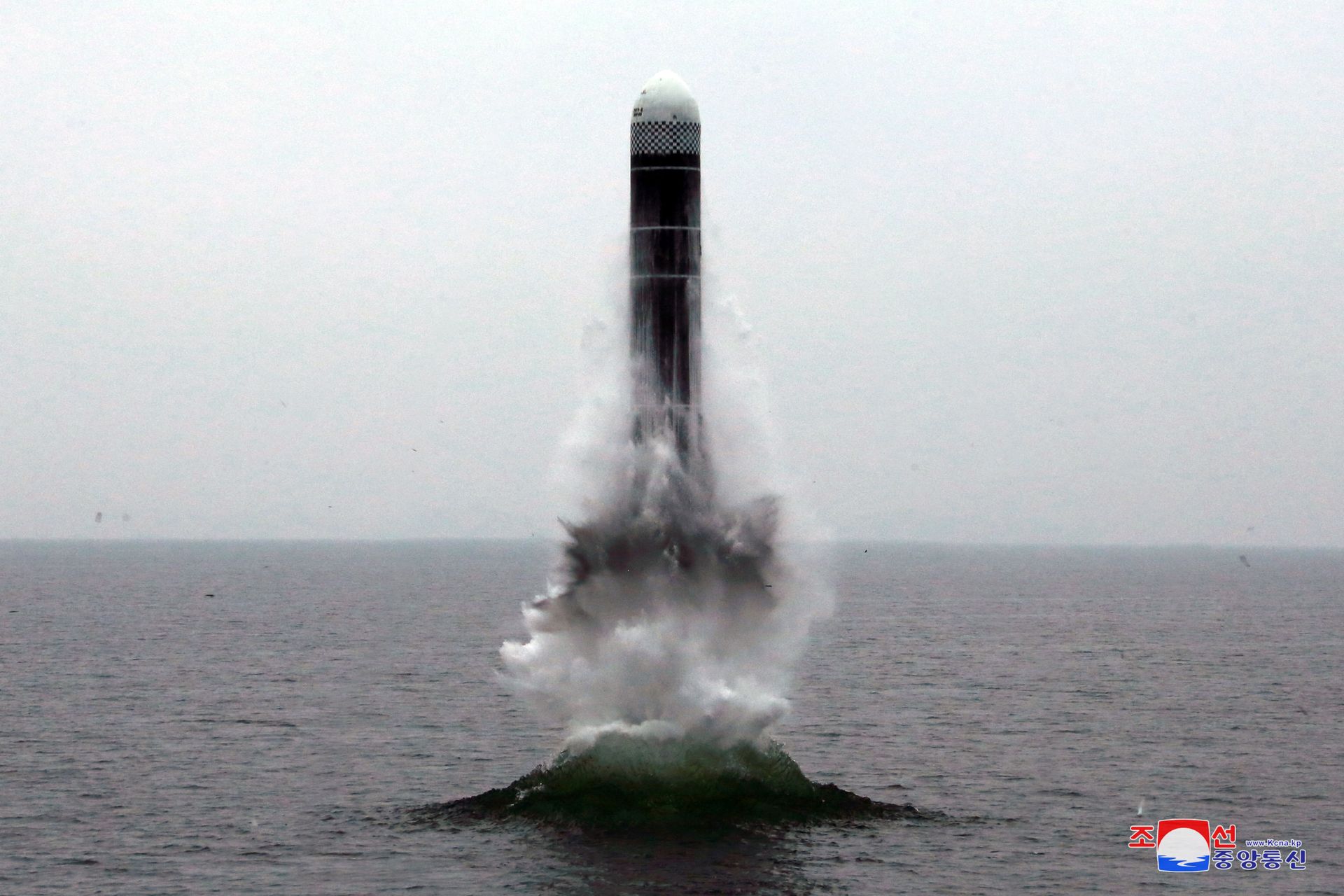 What appears to be a submarine-launched ballistic missile (SLBM) flies in an undisclosed location in this undated picture released by North Korea's Central News Agency (KCNA) on October 2, 2019 - Sputnik International, 1920, 19.10.2021