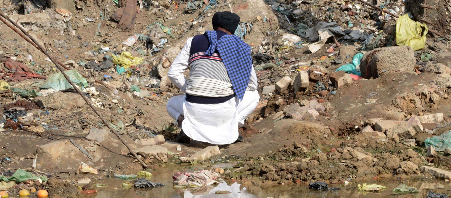 An Indian man urinates on the roadside in Amritsar on November 19, 2017 An Indian man urinates on the roadside in Amritsar on November 19, 2017 - Sputnik International, 1920, 03.10.2019