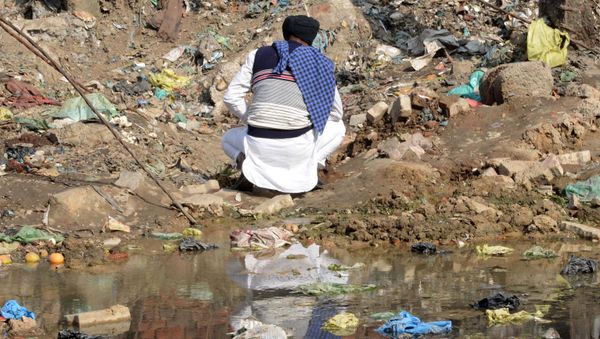 An Indian man urinates on the roadside in Amritsar on November 19, 2017 - Sputnik International