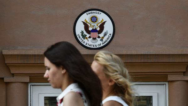 A sign at the entrance to the United States Embassy in Moscow - Sputnik International